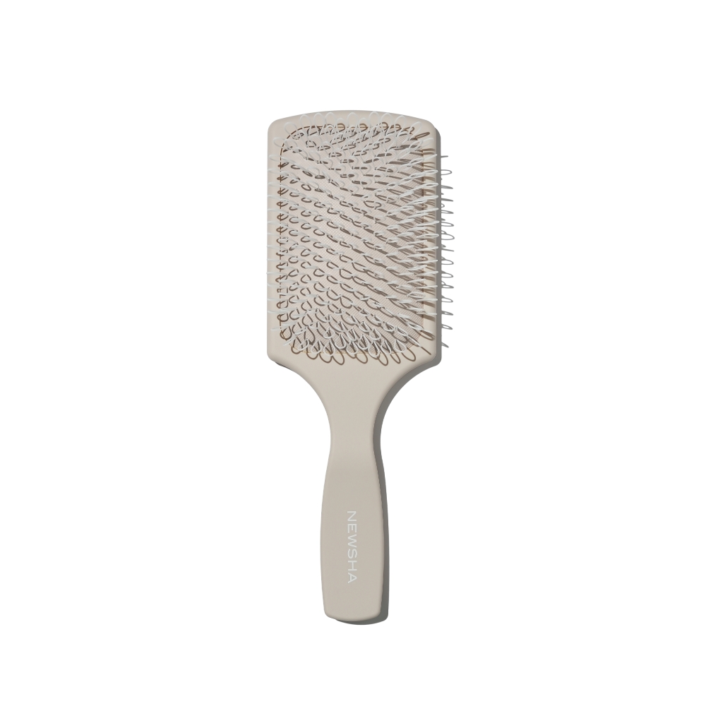 Newsha Paddle Brush in Beige mit flexiblem Borstenfeld – professionelle Haarbürste für sanftes Entwirren, Glanz und schonendes Styling.