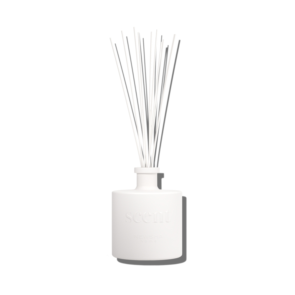 Eleganter Raumduft von NEWSHA Home in matter Designflasche mit Holzverschluss. Stilvoller Duftspender für ein exklusives Wohnambiente.